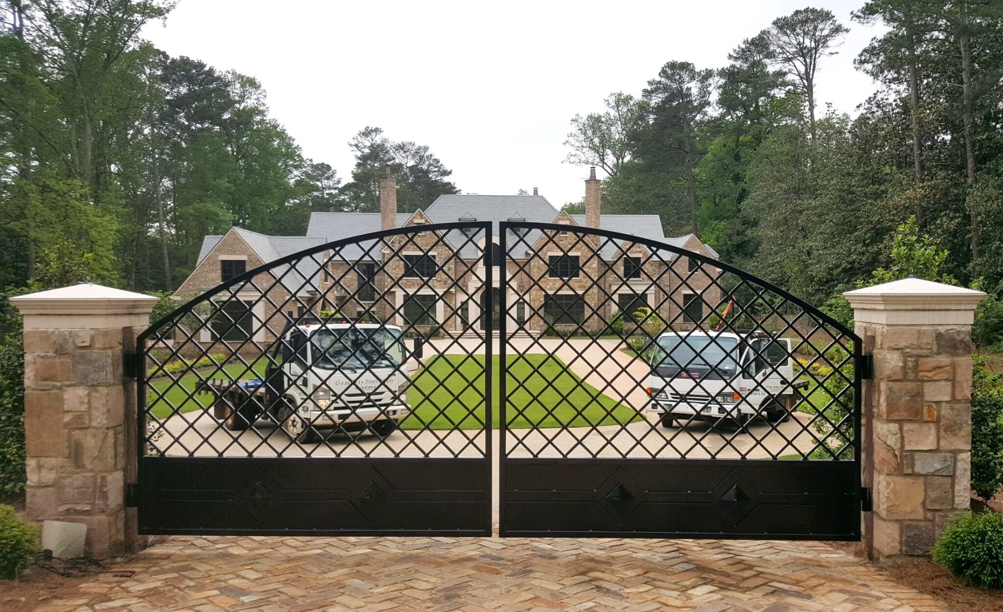 Driveway entrance gate